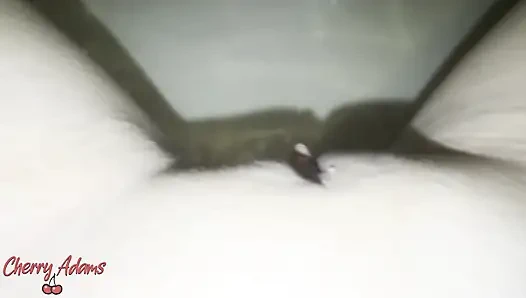 Masturbasi dan memamerkan kaki saya di bak mandi.