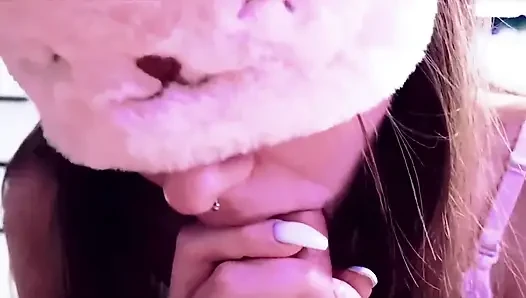 Nettes mädchen schlagsahne blowjob in nahaufnahme