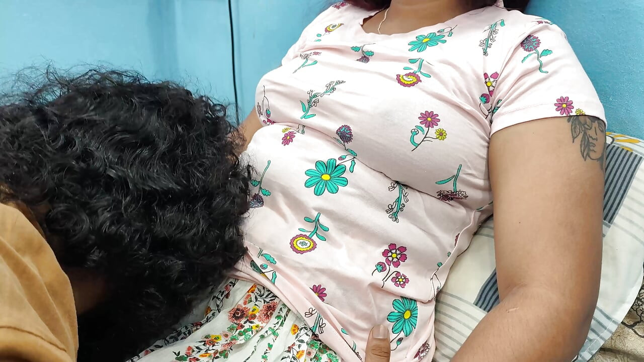 Prensa de tetas con coño, lamer romance en falda