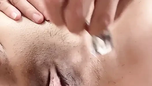 Cewek ini jaga memek enak setelah cukur jembut lebat