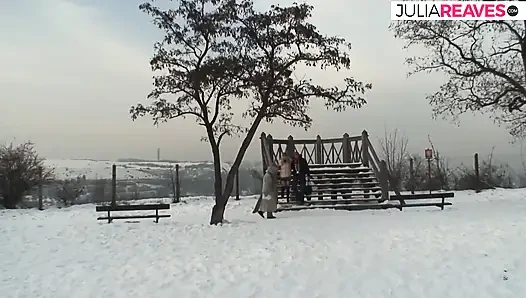 Sexy rothaarige reitet einen harten schwanz im kalten schnee