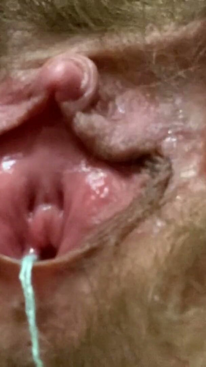 İki kez geldim, kıllı amcık yakın çekim tamponlarla mastürbasyon | Klip 1