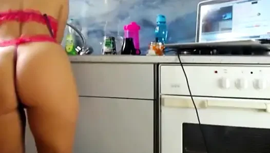 Erkundung von fantasien mit großen hintern in der Küche | ein knisterndes twerk