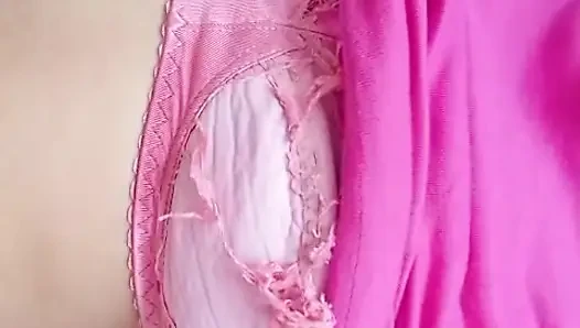 Cewek sange ini lagi asik masturbasi itilnya sampai orgasme intens