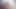 巨大なブルネットが小さな人たちを喜びで押しつぶす