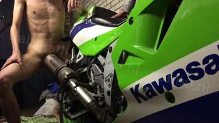 Трах на выпуске мотоцикла Kawasaki ZXR 750