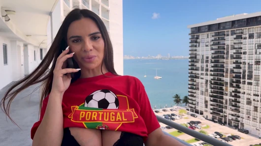 Büyük memeli orta yaşlı seksi kadın beni futbol maçına davet etti