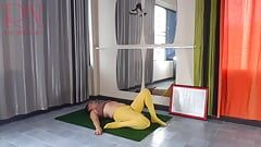 Régina Noir. Yoga en collants jaunes faisant du yoga dans la salle de gym. Une fille sans culotte fait du yoga. Un athlète s'entraîne dans u