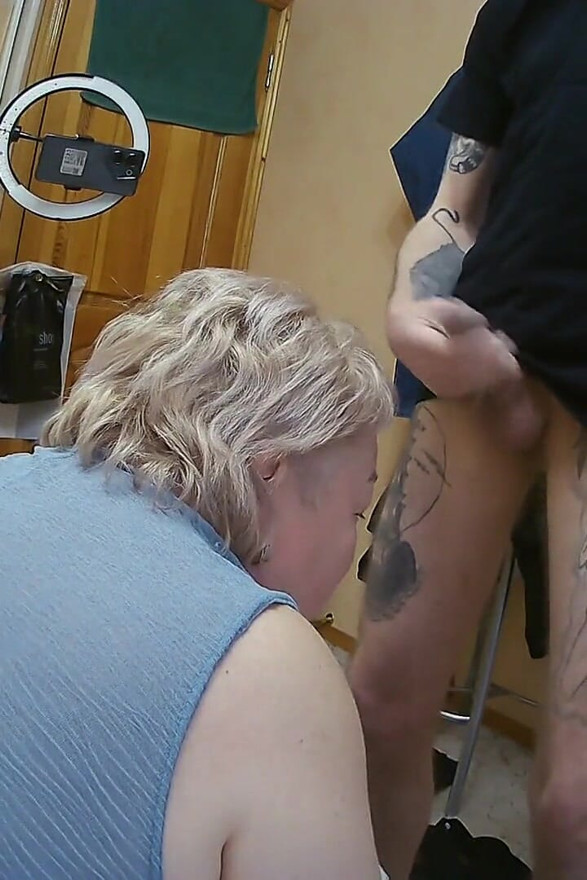 Stepmom Ignores My Dick and I Cum on Her Head