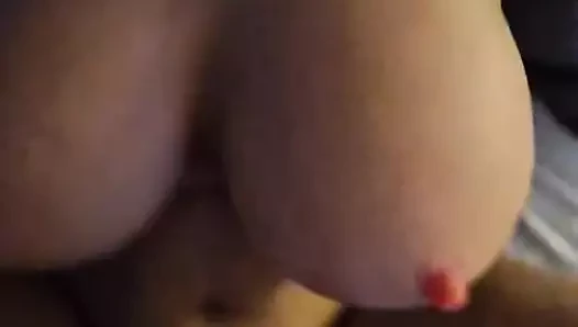 Seks bebeği sikişiyor ve göğüslerine boşalıyor