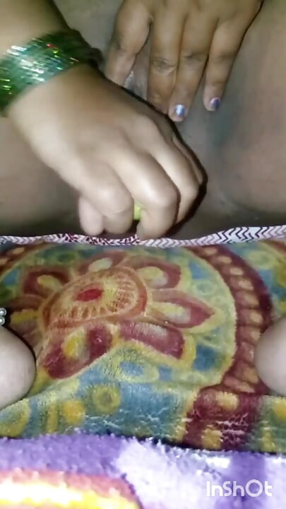 Σήμερα, η Savita Bhabhi άδειασε εντελώς τον κόλπο της από όλα τα υγρά του.