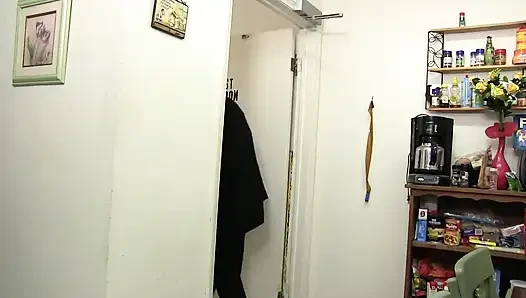 Bos mesum kepergok menyembunyikan kamera di ruang ganti cewek semok rambut pirang