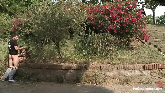 Cewek cantik Spanyol dientot tenggorokan di jalan terikat di depan kafe yang sibuk!