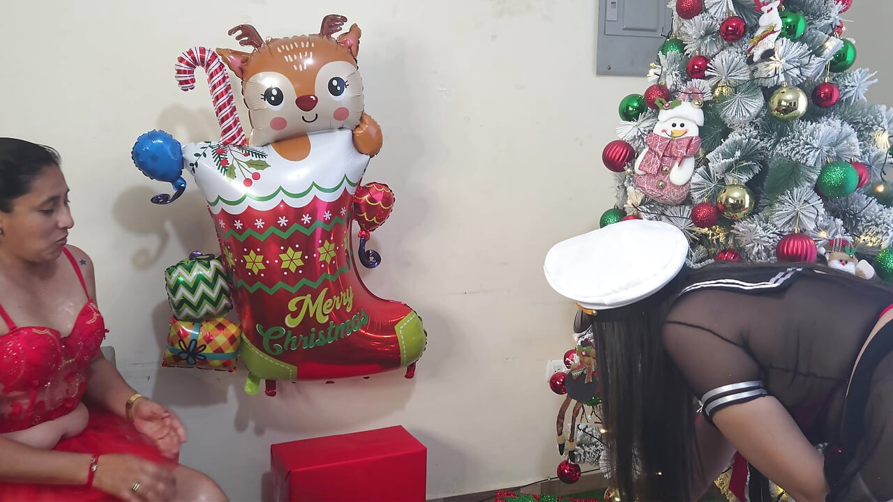 Il patrigno ha un delizioso trio di Natale con le sue due belle figliastre