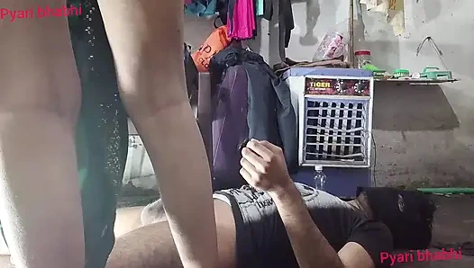 Göt amcık sikiyor yarak emiyor göğüslerini emiyor memeden süt emiyor ve domaltarak yarağa oturuyor ve doğrudan Hintçe seste yatıyor