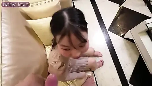 Yeraltı idol rüyasında güçlü arzulu diri bir dansçı yaşlı bir adamı cesur özel bakış açısı anına çekiyor