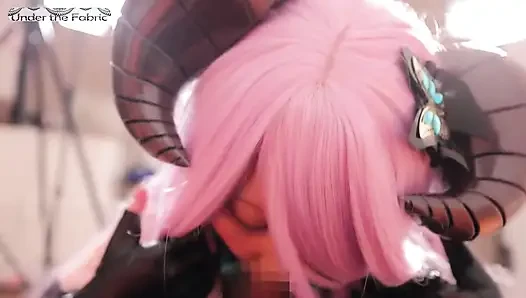 Efsanevi Cosplayer Puanı. Narmaya patlayıcı h fincan kıvrımları ile ilham verici çekim