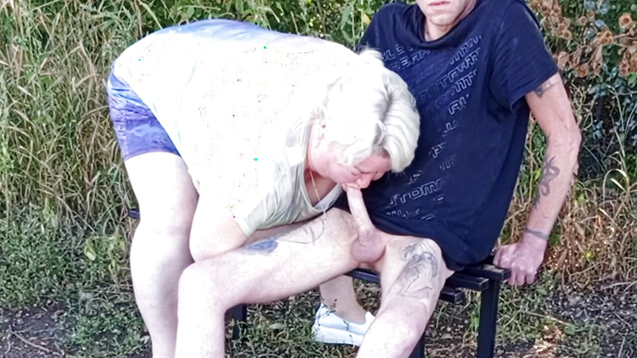 Vecinul îmi suge pula în parc pe o bancă până când ejaculez