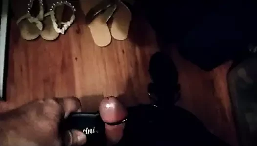 Opet se igram sa komšijskim sandalama. Svršavanje ovog puta.