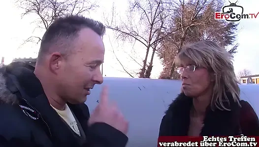 Alman olgun sıska ev hanımı sokakta seks yapmaya ikna edildi