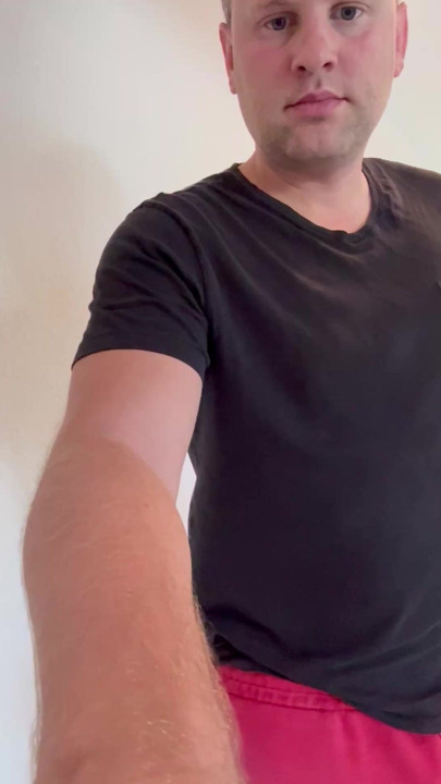 Pascal tirando a roupa em casa