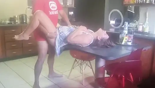 Kakak iparku bikin aku meringis keenakan di meja dapur