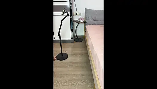 Ol yatakta zorlanıyor, sarkan bacaklar orgazmı