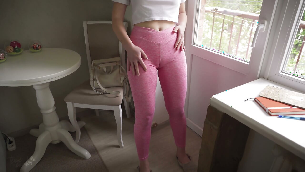 Niegrzeczna stepis pokazuje wielką cipkę cameltoe w spodniach do jogi