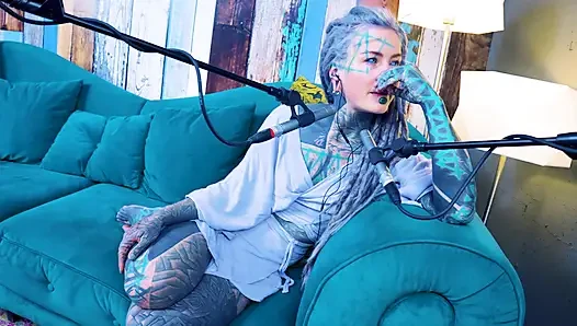 Ich spreche über S - Shame - ASMR podcast SFW spricht goth dünnes mädchen dreadlocks tattoo-modell inked mädchen