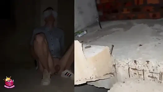 Yalnız başına bağlı gözleri bağlı çıplak ve teşhir ediliyor