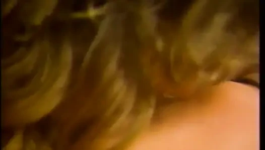 Aksi hot lesbian dua cewek yang lagi asik ngentot sama penonton
