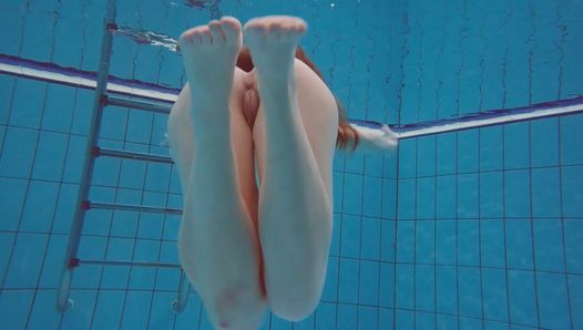Mooie Poolse tiener Alice zwemt zonder kleren aan