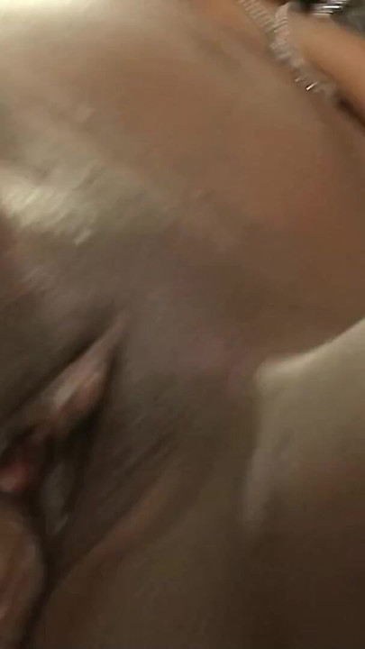 La teen nera dalla pelle scura Osa lovely con le tette cadenti seduce un grosso cazzo nero per una veloce scopata traditrice | Clip 1