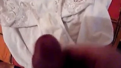 sborro sulle mutande di mia suocera(dirty panties)