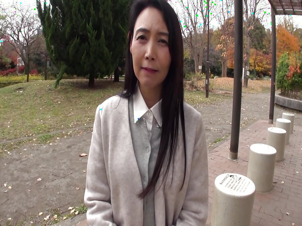 A112G04 A refined mature woman in her fifties, who has served as a good wife and mother, experiences her first cheating sex in life!
