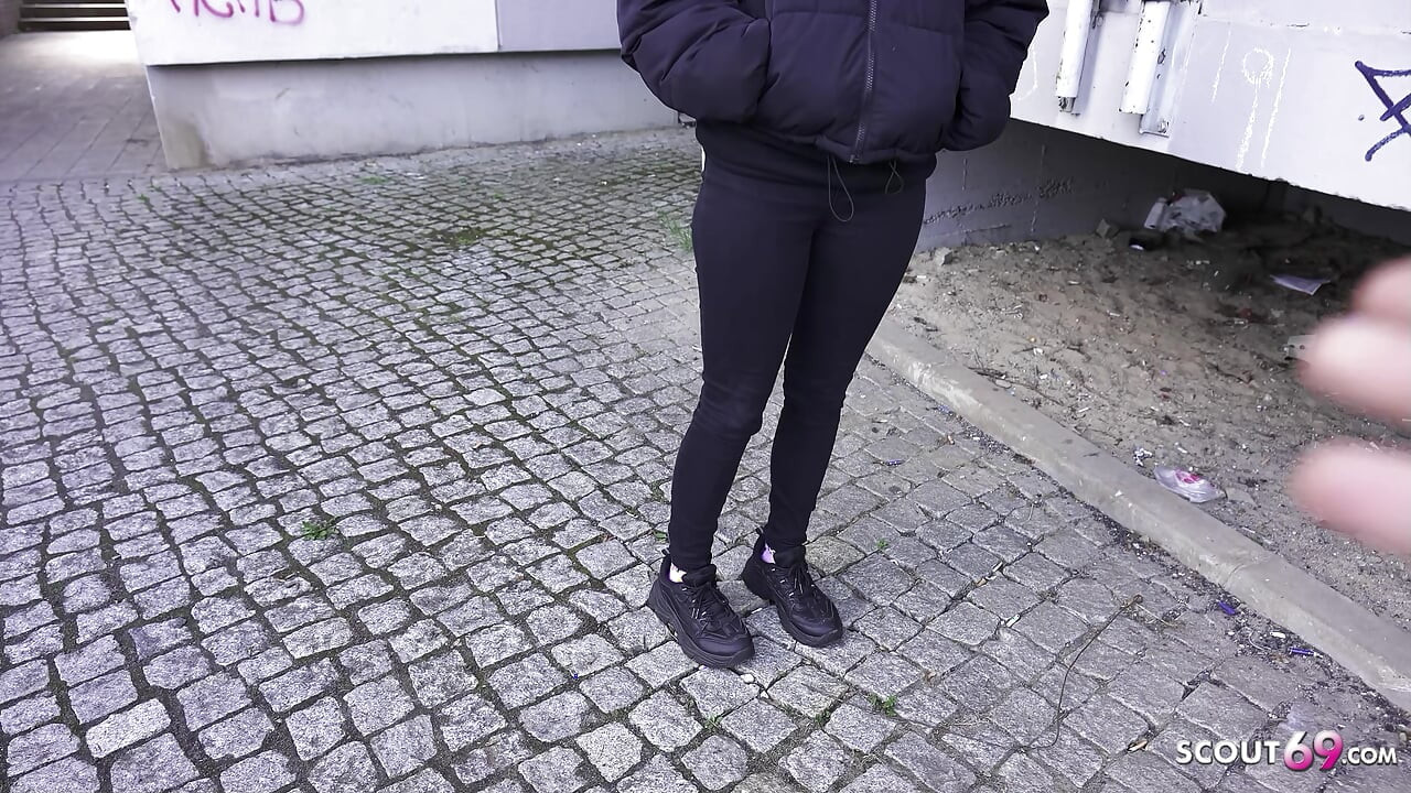 NEMAČKI IZVIĐAČ - mala švajcarska tinejdžerka Lilly Lovemoon 18 pokupljena za pravi prvi kasting seks