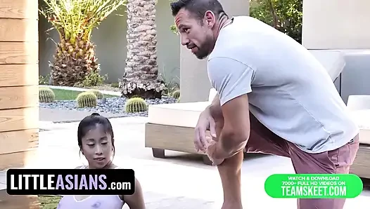 Little Asians - die vollbusige asiatin jade Kush bekommt ihren perfekten körper und ihre enge muschi eingeölt und gefickt