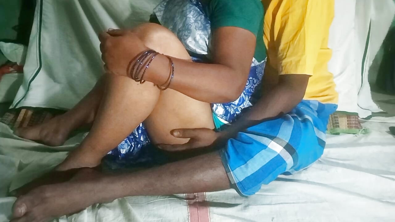 Indijski desi slatki muž uživa u romantičnom trenutku