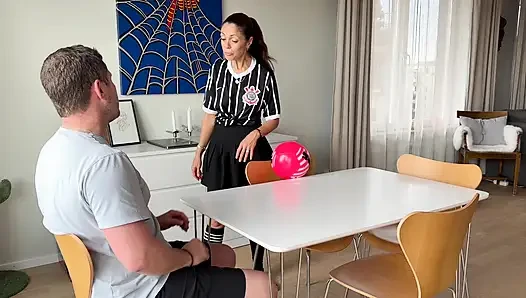 Milf kommt nach einem fußballspiel nach hause zurück und wird mit einer mit sperma gefüllten muschi belohnt