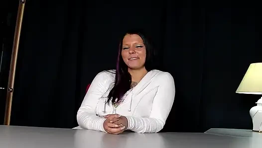 Tätowierte deutsche göttin reibt ihre möse mit großem spielzeug