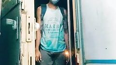 सेक्सी समलैंगिक मुस्लिम लड़का ट्रेन में मस्ती कर रहा है