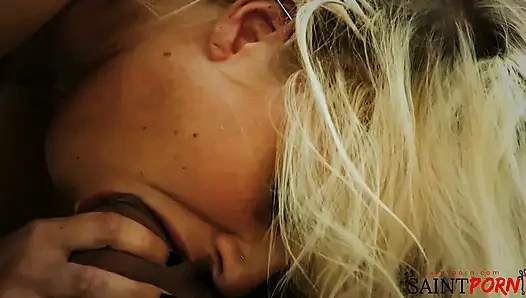 Riley Evans трахают, прежде чем ее мужчина уйдет на работу