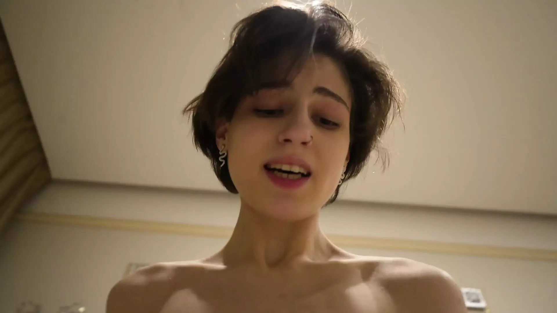 Novia de pelo corto en primer plano