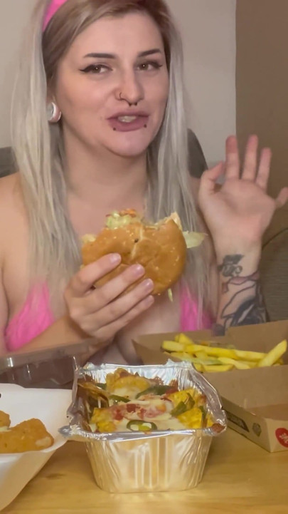 Pvc bunny girl arrota e fica inchada filmando mukbang