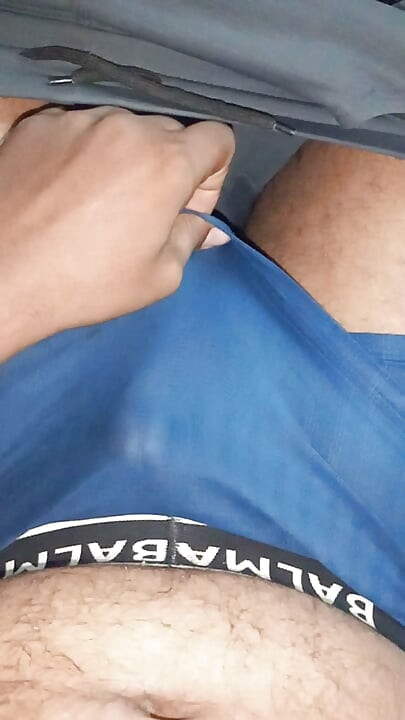 Indiase homo jongen handjob mijn penis en zuigt
