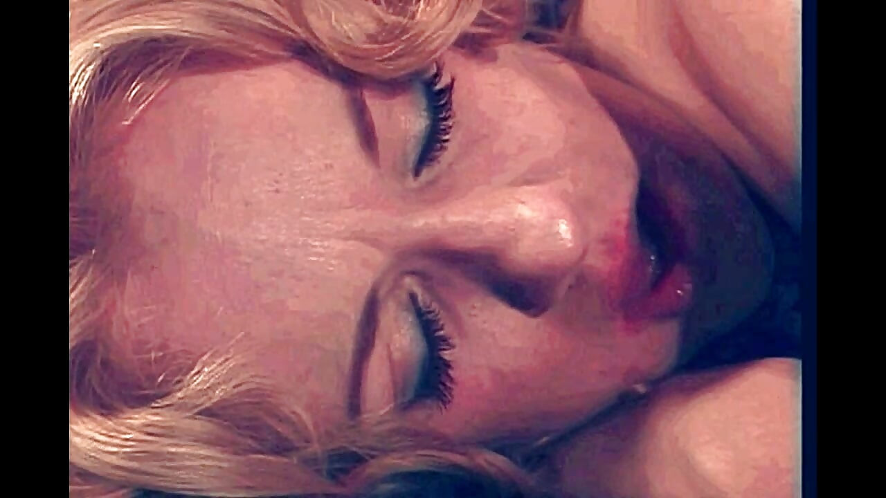 Черный мужик с большим членом, одетый как Санта-Клаус, трахает красивую милфу