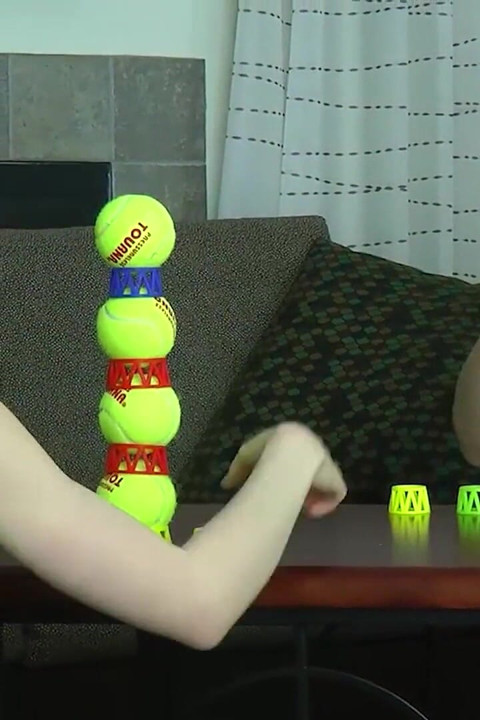Kaksi lesboa intiimissä Strip Ball Stacks -haasteessa