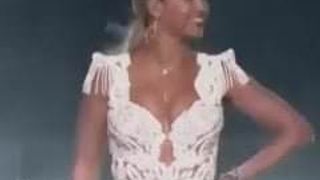 Beyonce titty temblando