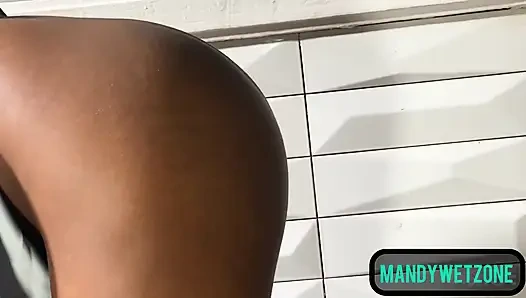 Yiyeceklerin sulu amcıkla sunulduğu özel restoran