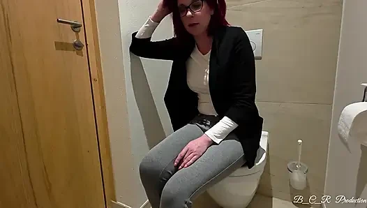 Мой Начальник Просто Не Перестаёт Флиртовать Никто Не Должен Видеть, Что Происходит В Офисном Туалете